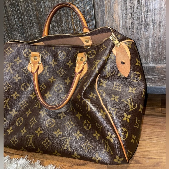Authentic Louis Vuitton Monogram Speedy 30 - Picture 3 of 13